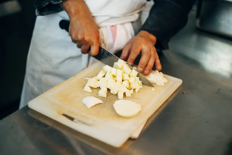 Découpe de mozzarella française dans la cuisine d'une pizzeria Pizzou