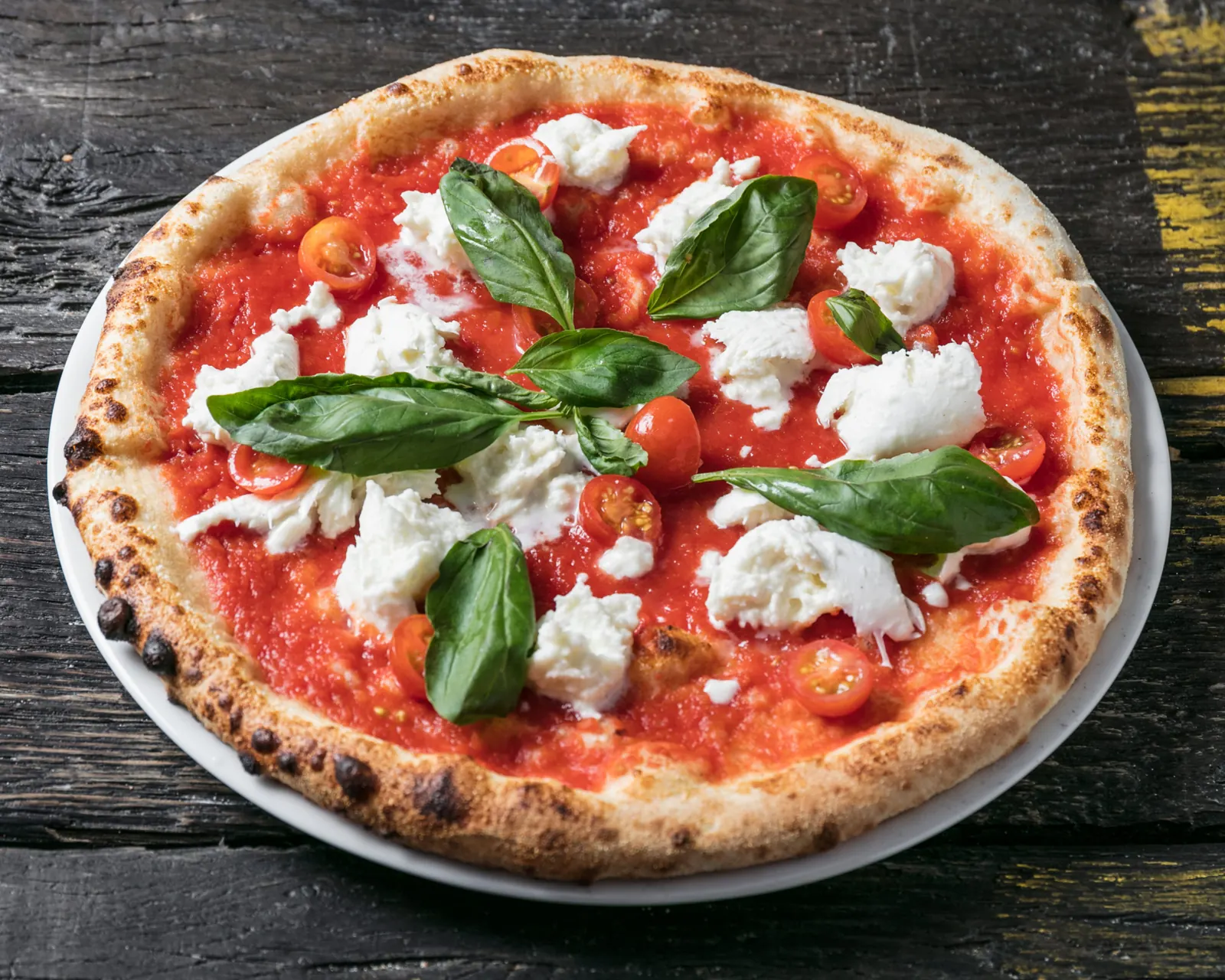 Pizza Cerise sur le Bufflon : tomates de Provence, mozzarella de bufflonne, tomates cerises et basilic frais