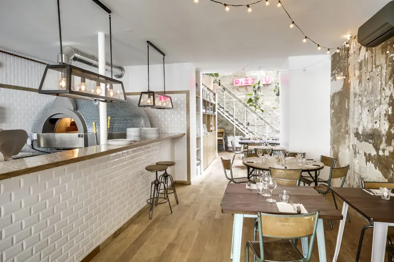 La salle et le comptoir de la pizzeria Pizzou Pigalle, rue de Douai à Paris 9e