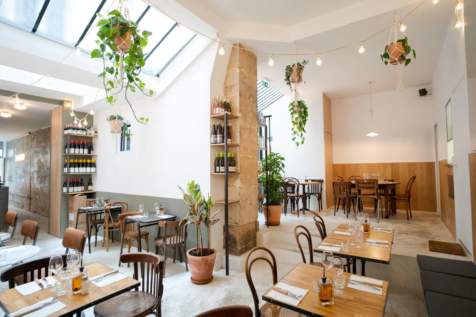 La salle de la pizzeria Pizzou Aligre sous sa verrière, plantes suspendues, rue de Cotte à Paris 12e