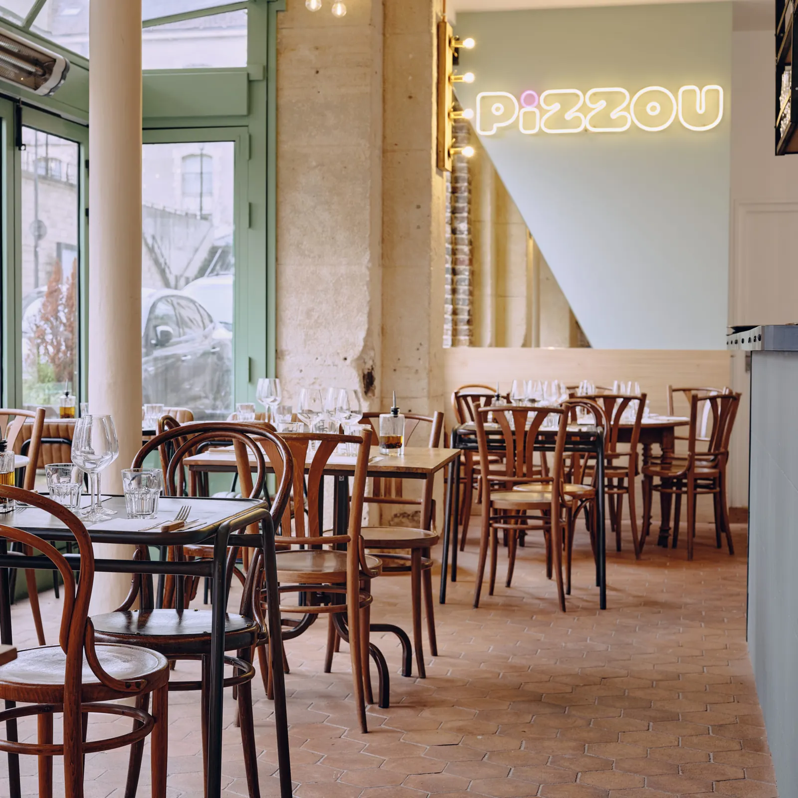 La salle de la pizzeria Pizzou Issy-les-Moulineaux et son néon rose