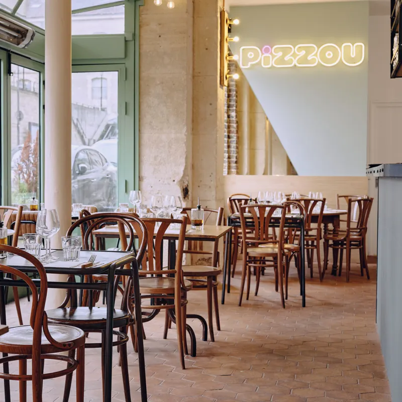 La salle de la pizzeria Pizzou Issy-les-Moulineaux et son néon rose