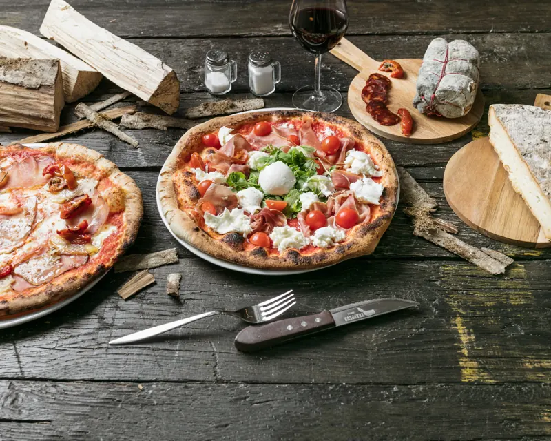 Table Pizzou : pizzas cuites à la flamme, charcuterie et fromages français